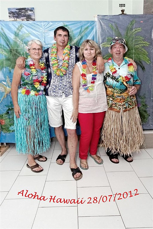 HawaiiParty (30).jpg - Met de aanwezigen op de foto